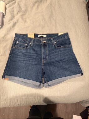 Levi’s Mid-Length Shorts - 4”